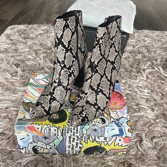 Jeffrey Campbell Raven Bootie, Sz 9 - Picture 2 of 7